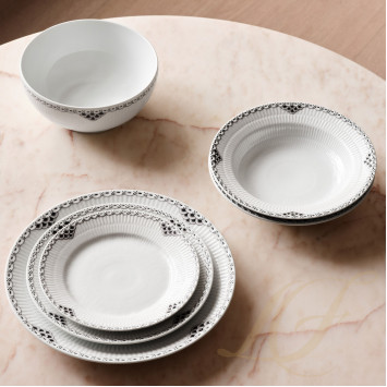 Тарелка глубокая 21см коллекции Black Lace бренда Royal Copenhagen