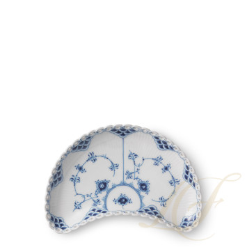 Тарелка закусочная полумесяц 22см коллекции Blue Fluted Full Lace бренда Royal Copenhagen