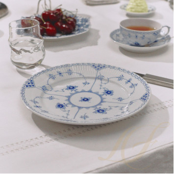 Тарелка десертная 17см коллекции Blue Fluted Half Lace бренда Royal Copenhagen