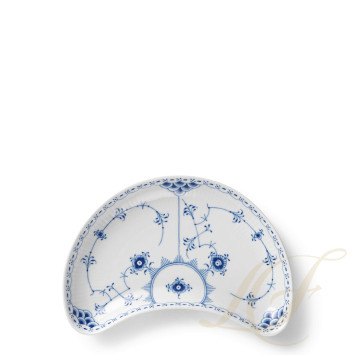Тарелка закусочная полумесяц 22см коллекции Blue Fluted Half Lace бренда Royal Copenhagen