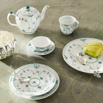 Тарелка закусочная 22см коллекции Emerald Green Fluted Half Lace бренда Royal Copenhagen